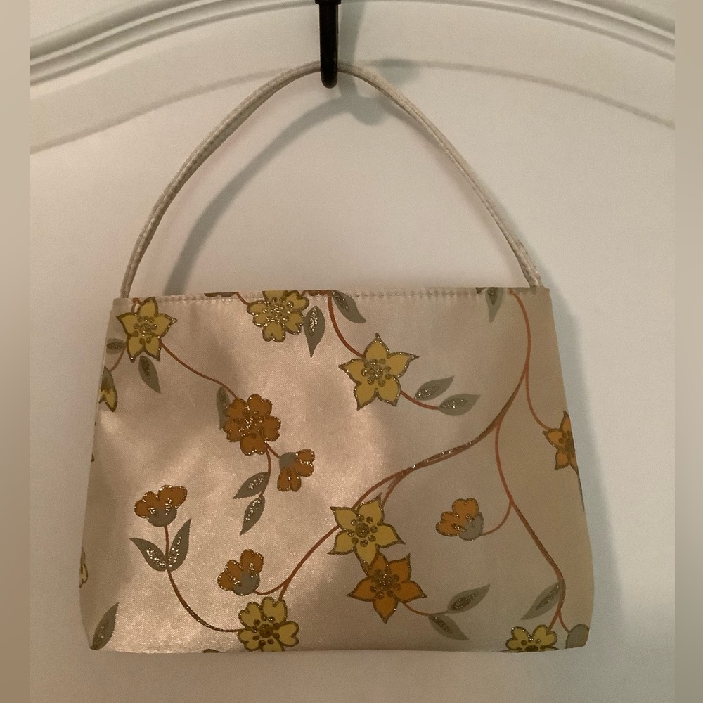 Small zip purse.